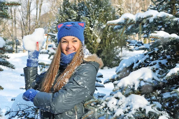 Hrát žena zimní sněhové koule na sněhu pozadí — Stock fotografie