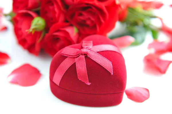 Dárek ve tvaru srdce box s červenými růžemi na bílém pozadí — Stock fotografie