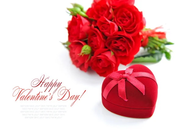 Dárek ve tvaru srdce box s červenými růžemi na bílém pozadí — Stock fotografie