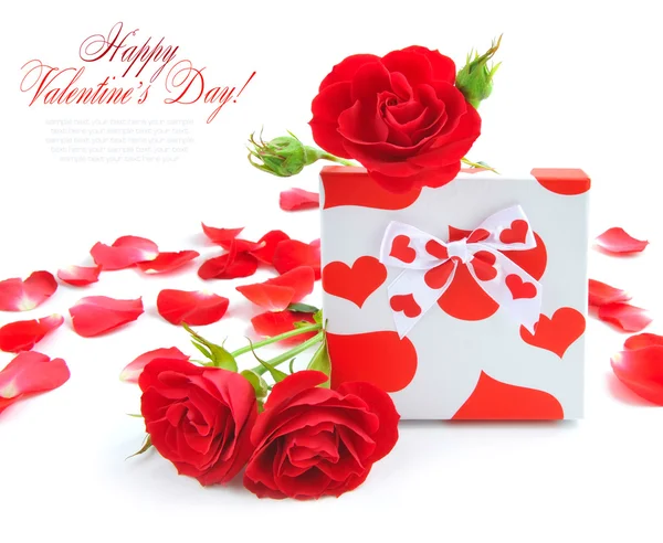 Kleines Geschenk mit roten Rosen auf weißem Hintergrund — Stockfoto