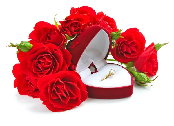 Rote Samtbox mit goldenem Ring und roten Rosen auf weißem Hintergrund — Stockfoto