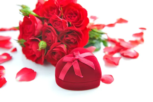 Caja de regalo en forma de corazón con rosas rojas sobre fondo blanco —  Fotos de Stock