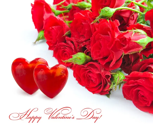 Dvě srdce s červenými růžemi na bílém pozadí — Stock fotografie