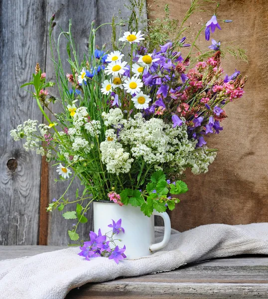 Schöner Strauß heller Wildblumen — Stockfoto