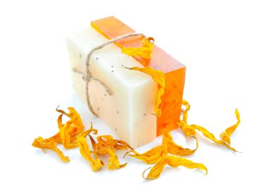 Çiçekler beyaz zemin üzerine sarı yaprakları ile el yapımı Sabun