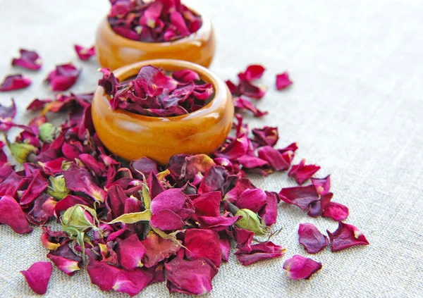 Droge helende bloemen en bloemblaadjes in een koppen op rouwgewaad, kruidengeneeskunde — Stockfoto