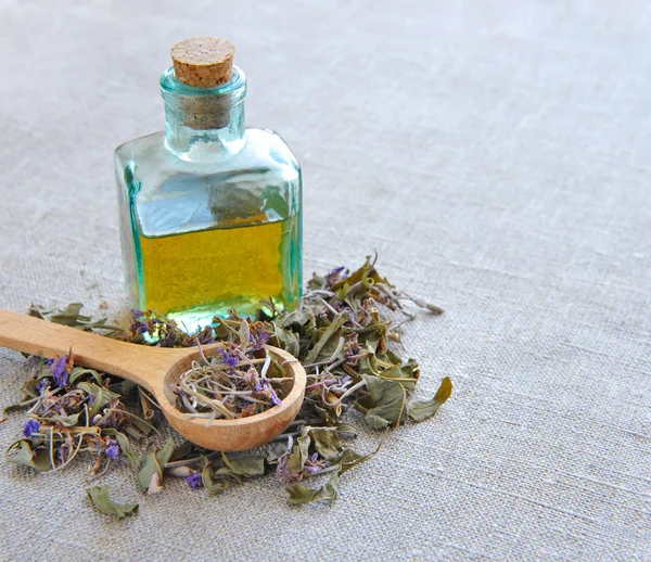 Droge kruiden thee chamerion in een houten lepel op rouwgewaad, kruidengeneeskunde — Stockfoto