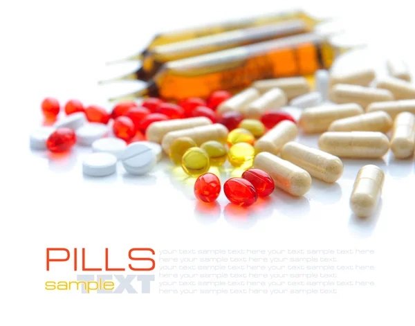 Montón de píldoras de colores sobre un fondo blanco — Foto de Stock