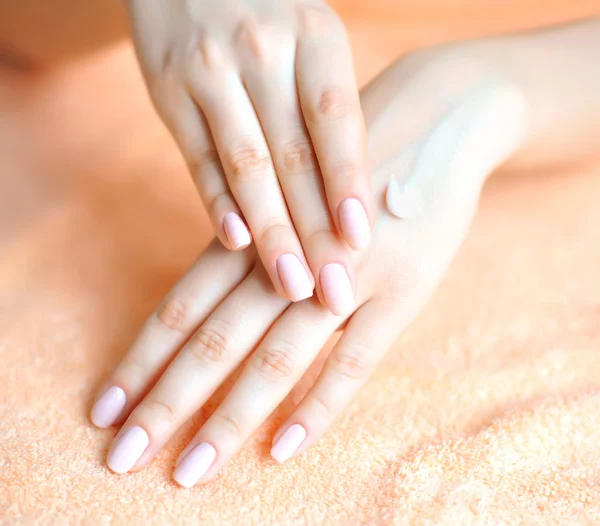 Hermosas manos de mujer con crema. Concepto de cuidado de la piel — Foto de Stock