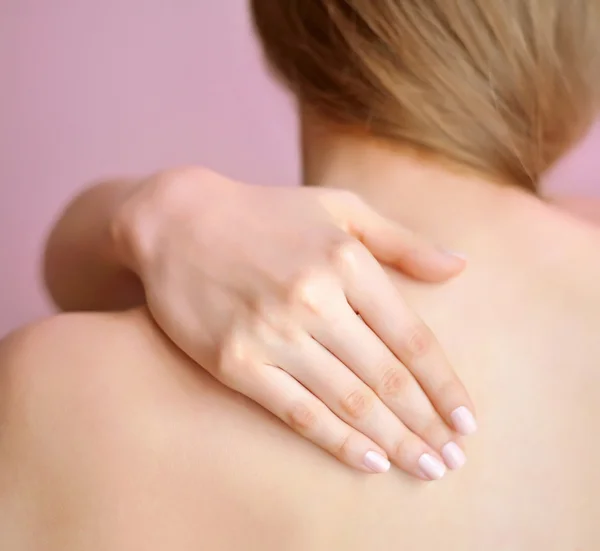 Vrouw met hand op de schouder. focus ligt op een hand — Stockfoto