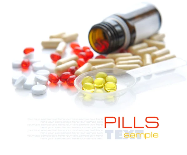 Yellow capsules are in a spoon on a background the color capsule — Stock Photo, Image