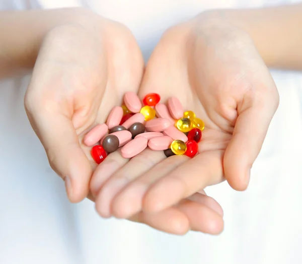 Hands holding pills — Stock Photo, Image