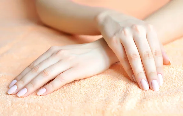 Belle mani di donna sono su un asciugamano — Foto Stock