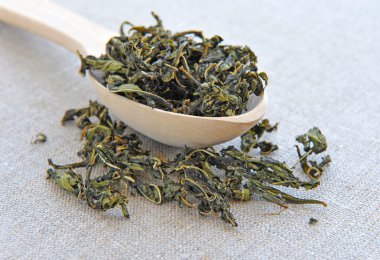 çul üzerine bir tahta kaşık kuru bitkisel çay