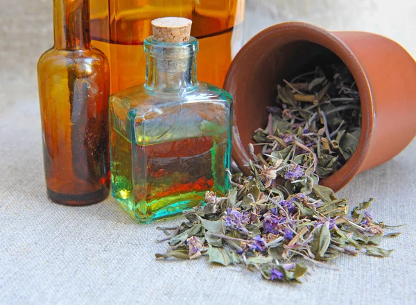 Kuru bitki çayı chamerion üstünde çul, bitkisel ilaç şişeleri tentürler ile olduğunu — Stok fotoğraf