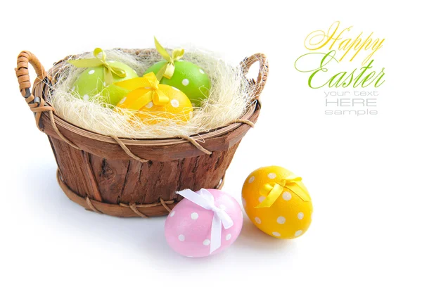 Huevos de Pascua están en una trug sobre un fondo blanco —  Fotos de Stock