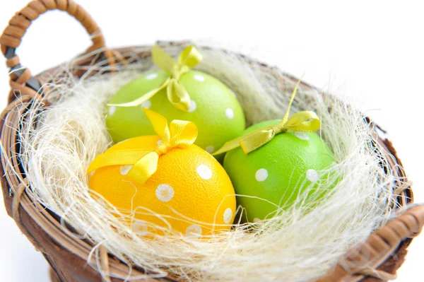 Huevos de Pascua están en una trug sobre un fondo blanco —  Fotos de Stock