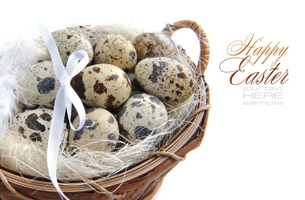 Αυγά ορτυκιού σε καλάθι σε λευκό φόντο — Φωτογραφία Αρχείου