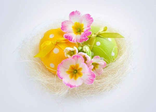 Uova di Pasqua colorate - composizione pasquale — Foto Stock