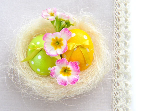 Huevos coloridos de Pascua - composición de Pascua — Foto de Stock
