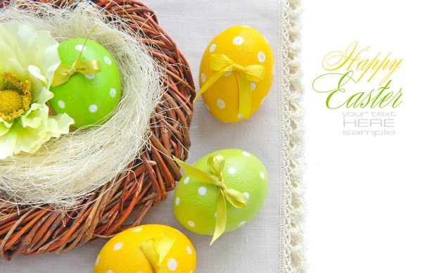 Uova di Pasqua colorate - composizione pasquale (con testo facilmente rimovibile ) — Foto Stock