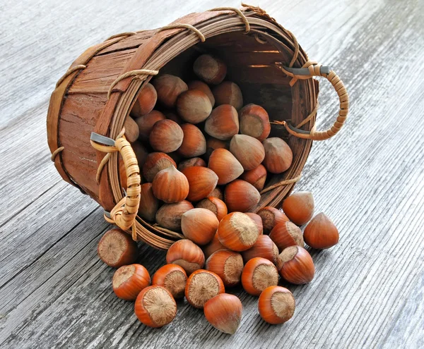 Nocciole nel cestino su sfondo vecchio di legno — Foto Stock