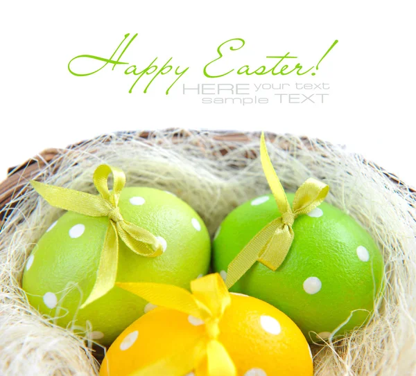 Le uova di Pasqua sono in un nido su uno sfondo bianco — Foto Stock