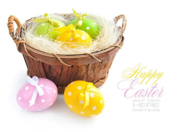 Pasen eieren zijn verpakt in een mand op een witte achtergrond — Stockfoto
