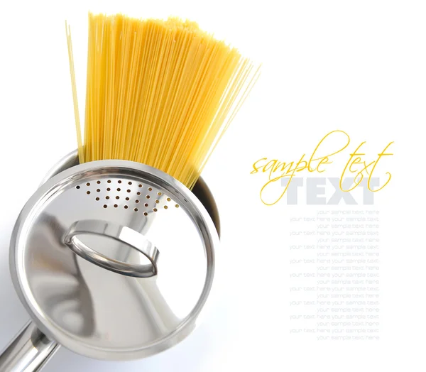 Pasta spaghetti in pot pan op een witte achtergrond — Stockfoto