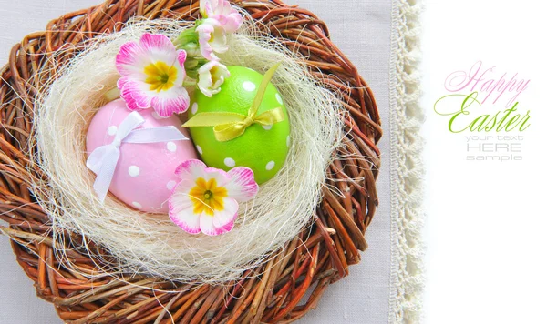 Uova di Pasqua colorate - composizione pasquale (con testo facilmente rimovibile ) — Foto Stock