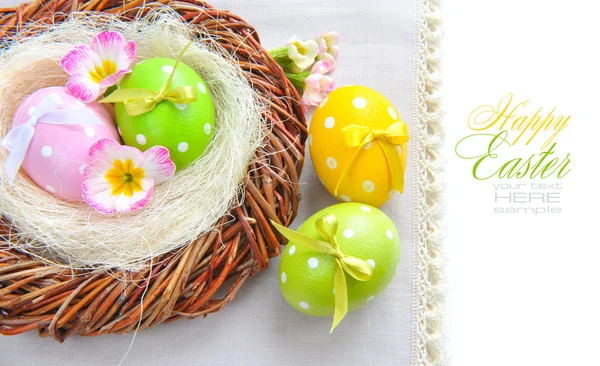 Huevos coloridos de Pascua - composición de Pascua (con texto extraíble fácil ) —  Fotos de Stock
