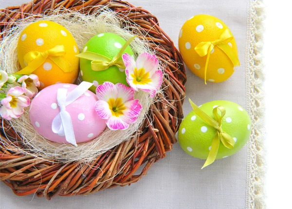 Ovos de Páscoa coloridos - composição de Páscoa — Fotografia de Stock