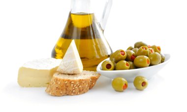 beyaz zemin üzerine yeşil zeytin, petrol, dilim ekmek ve peynir vardır