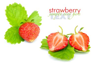 Beyaz arka planda yaprakları olan çilekler.