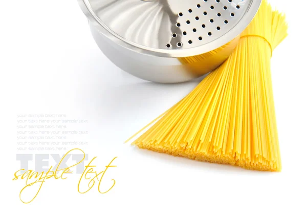 Un mazzo di spaghetti e padella su fondo bianco — Foto Stock