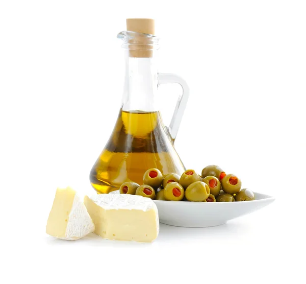 Olive verdi farcite con pimento con le fette di formaggio su fondo bianco — Foto Stock