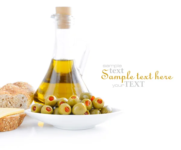 Zielone oliwki, olej, są kromki chleba na białym tle — Zdjęcie stockowe