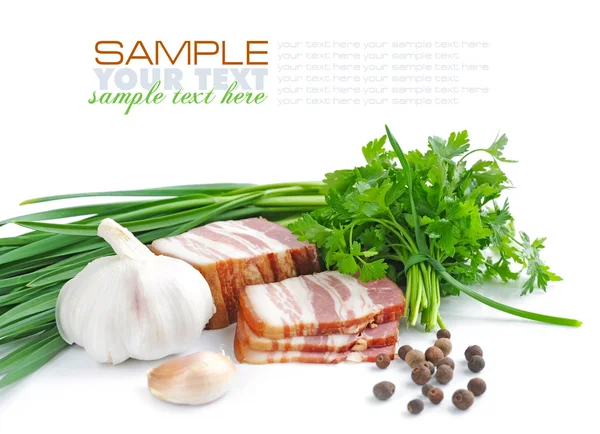 Pedaços de bacon estão com o monte de salsa verde e alho em um fundo branco — Fotografia de Stock