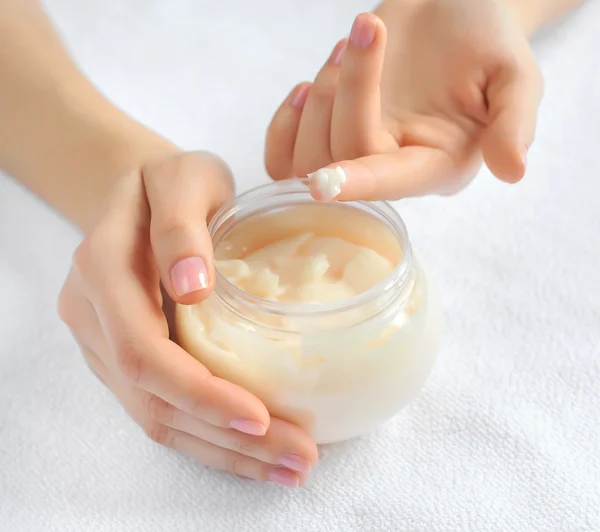 Belle mani di donna con crema — Foto Stock