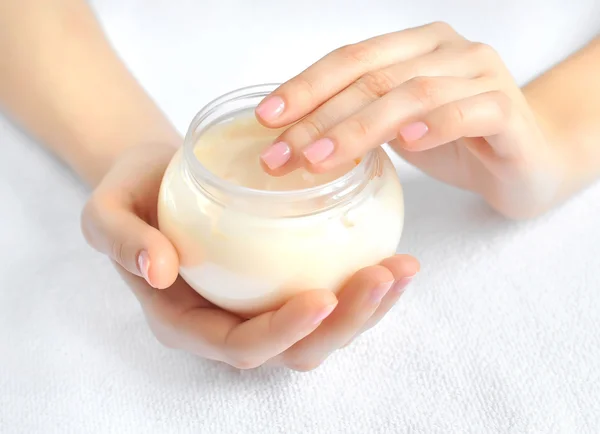 Belle mani di donna con crema — Foto Stock