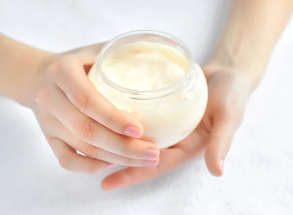 Belle mani di donna con crema — Foto Stock