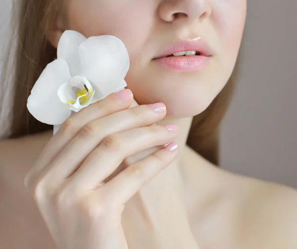 Belle femme avec orchidée blanche — Photo