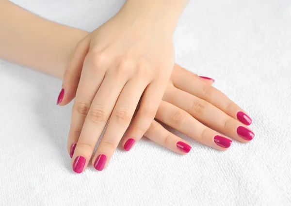 Vrouw mooie handen met manicure — Stockfoto