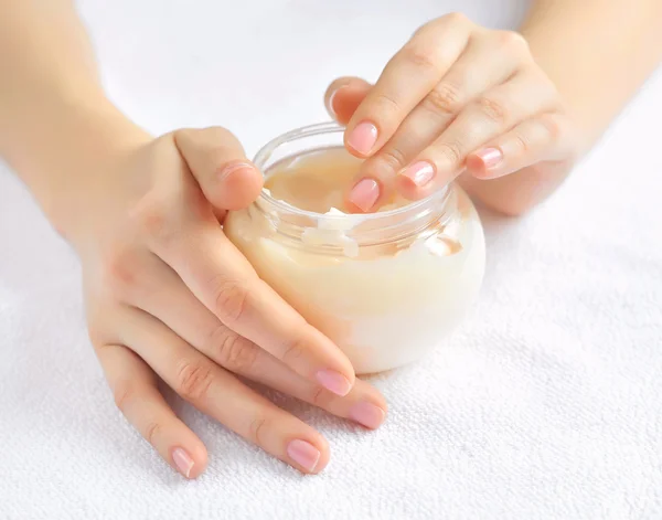 Belle mani di donna con crema — Foto Stock