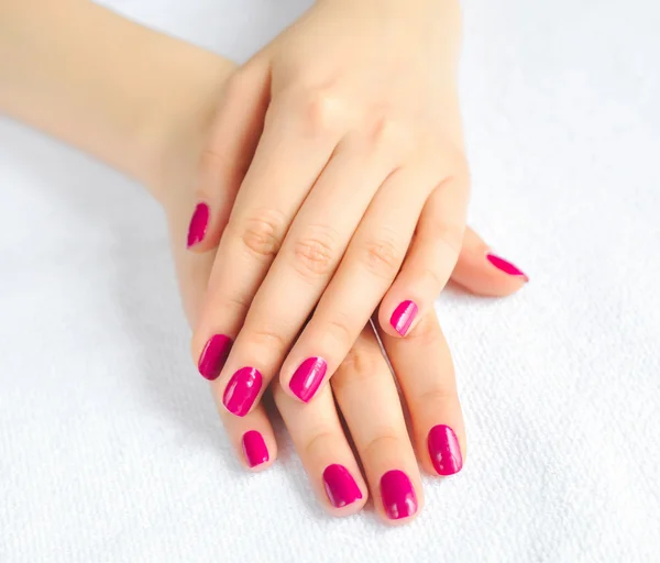 Mulher belas mãos com manicure Imagens Royalty-Free