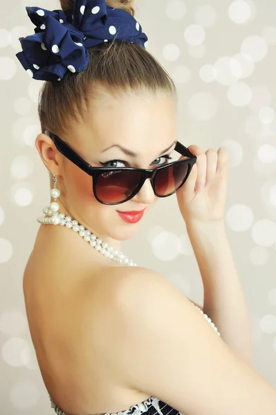 Foto de una hermosa joven con gafas de sol. Estilo vintage —  Fotos de Stock