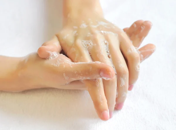 Lavando las manos de la mujer sobre el fondo una toalla blanca — Foto de Stock