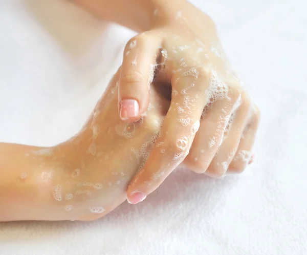 Lavando las manos de la mujer sobre el fondo una toalla blanca — Foto de Stock