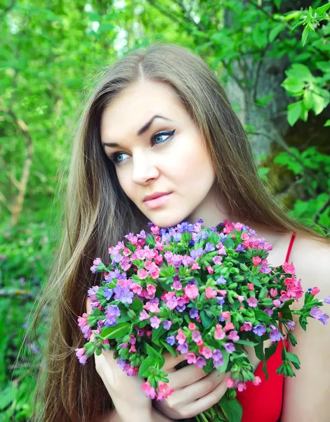 Hermosa joven con el ramo de flores de primavera —  Fotos de Stock