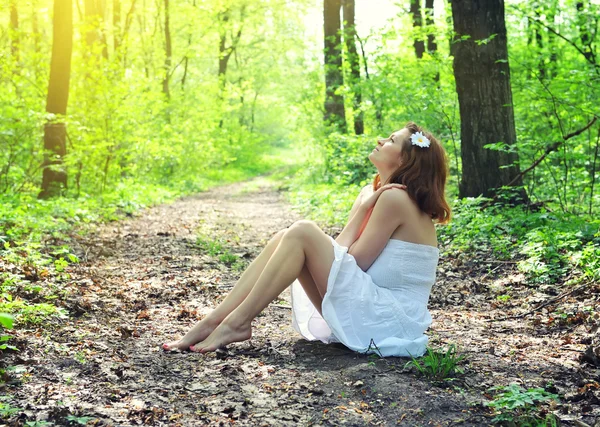 Jovem mulher romântica bonita em vestido branco na floresta de primavera — Fotografia de Stock